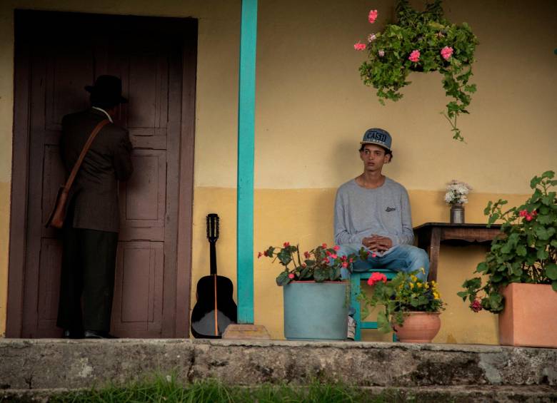 Óscar Atehortúa, don Octavio, y Bryan Córdoba, Tato, son abuelo y nieto en La ciudad de las fieras, una película rodada entre Medellín y Santa Elena que habla sobre las herencias familiares y la rudeza de la ciudad. FOTOS CORTESÍA