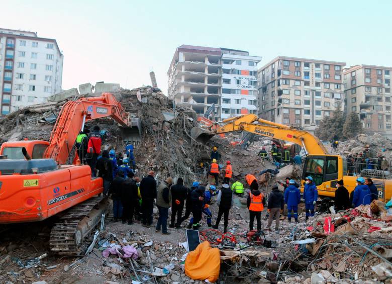 Casi 10.000 personas han llegado de otros países para ayudar en los rescates en Turquía y Siria. FOTO: EFE