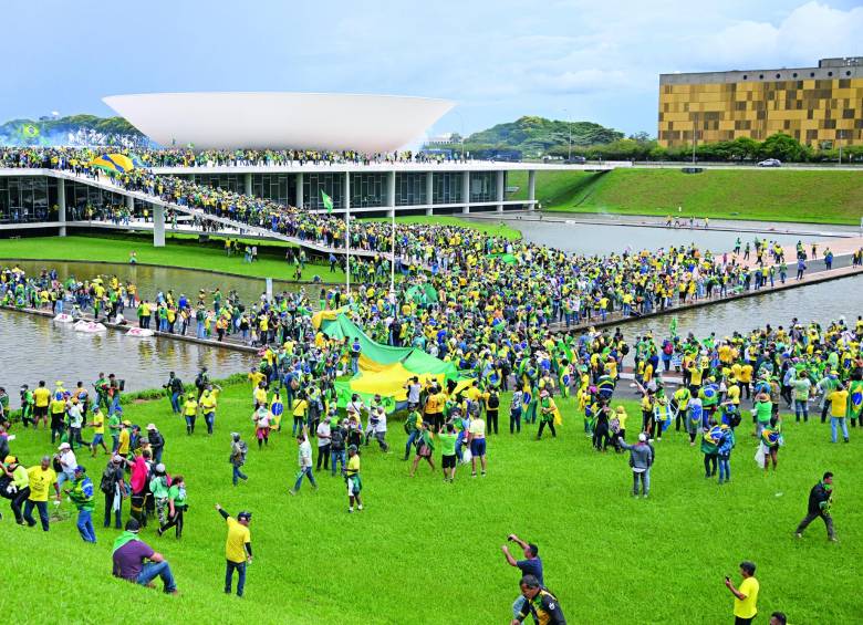Además de entrar a la fuerza a la sede del congreso, los seguidores extremistas del expresidente Bolsonaro irrumpieron en la sede de la presidencia y del tribunal supremo en Brasilia. Foto: AFP