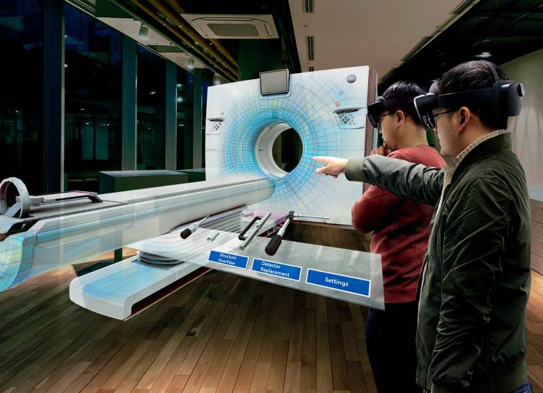 Microsoft ha trabajado en un grande abanico de posibilidades que podrían llevar a cabo sus gafas. FOTO TWITTER @hololens