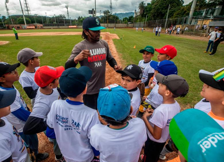 Los peloteros que asistieron a la clínica que hizo Project Béisbol en Medellín estuvieron acompañados de exjugadores de la MLB, como Desi Relaford (en el centro). FOTO camilo suárez