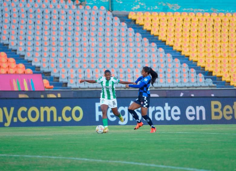 En la imagen aparece, con el número 16, Sara Córdoba, una de las atacantes del conjunto verdolaga. FOTO cortesía atlético nacional