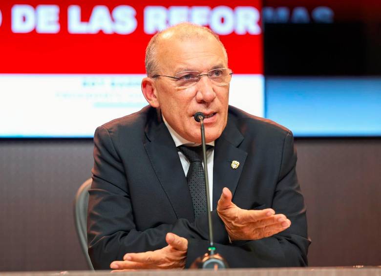 El presidente del Senado, Roy Barreras, rompió su silencio este lunes sobre los escándalos que salpicaron al Gobierno en la última semana. Antes, el sábado, había publicado una foto sonriente en redes (derecha) omitiendo comentar las polémicas de la familia presidencial. FOTO Cortesía