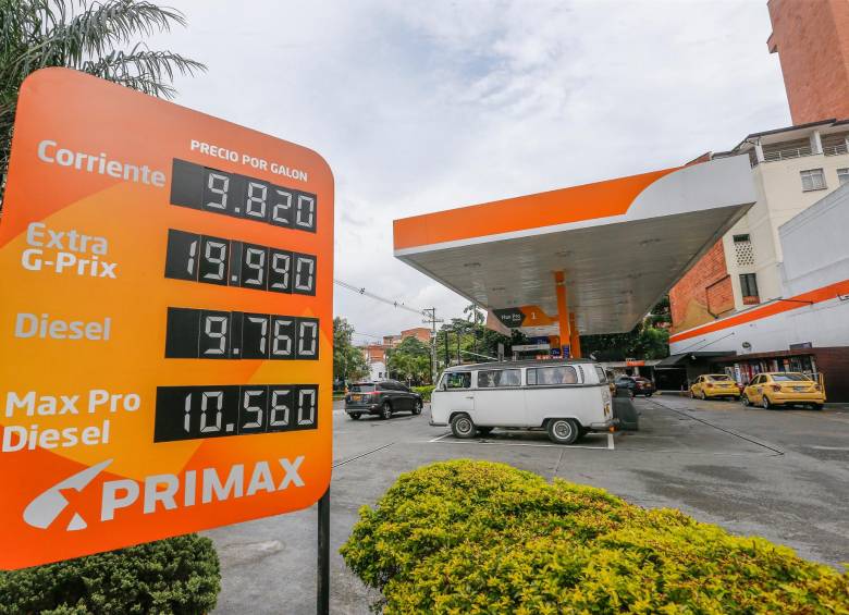 De los $400 de la suba en la gasolina, $173 corresponden a regulaciones legales que regirán desde 2023. FOTO: Esneyder Gutiérrez 