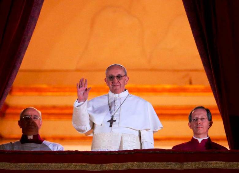 Cuando Jorge Mario Bergoglio fue anunciado como Papa en 2013 eligió llamarse Francisco y hacer su primera aparición pública sin las lujosas joyas que entregaba El Vaticano a los jerarcas de la Iglesia. FOTO Getty