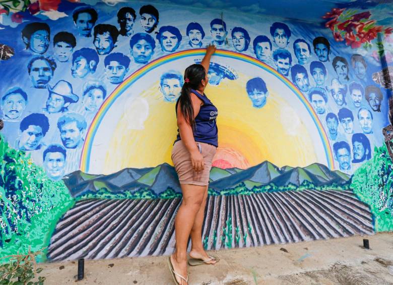 Yanedet Petro señala el rostro de su padre, quien hizo parte de los 43 hombres que las AUC secuestraron, torturaron y luego desaparecieron al parecer en una finca propiedad del paramilitar Fidel Castaño, a quien le habían robado 42 reses. FOTO esneyder gutiérrez