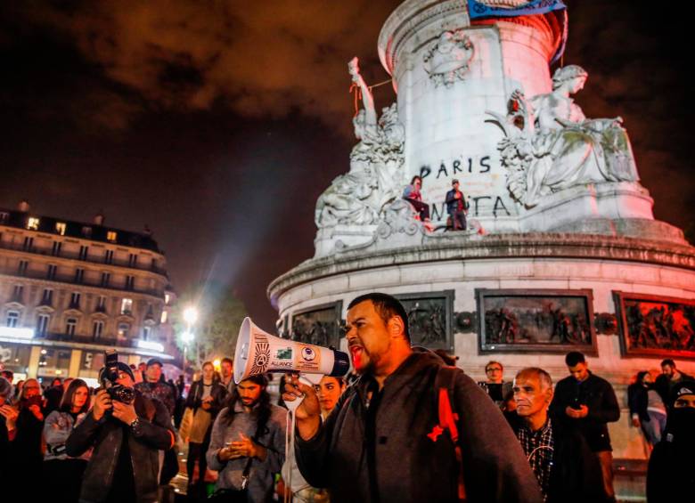 Manifestantes después del anuncio de los resultados de las elecciones presidenciales. FOTO EFE.
