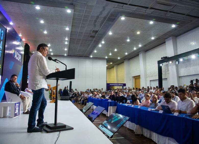 En un congreso con empresarios, el presidente dijo que prevé decrecimiento económico en el país.
