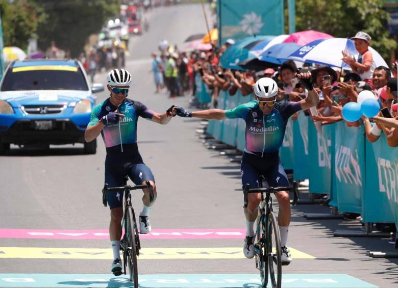 Óscar Sevilla (derecha) logró su victoria 45 a nivel UCI. A sus 46 años de edad sigue sorprendiendo con su gran nivel. FOTO TWITTER @Norvin_DCA