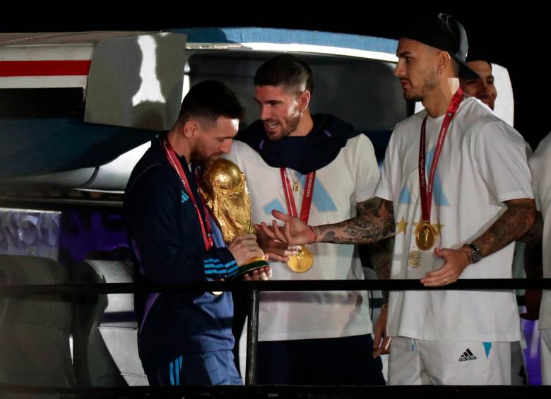 Los jugadores fueron trasladados del aeropuerto al predio de la AFA en un bus<b> </b>descapotable de dos pisos desde el que saludaron a los aficionados que los esperaban en la madrugada. FOTO: EFE Los jugadores fueron trasladados del aeropuerto al predio de la AFA en un bus<b> </b>descapotable de dos pisos desde el que saludaron a los aficionados que los esperaban en la madrugada. FOTO: EFE