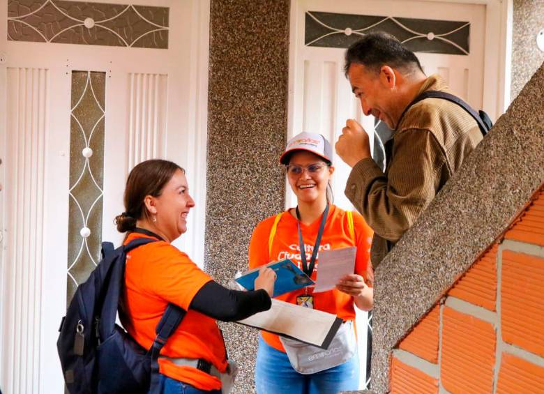 Las jornadas de sensibilización de Emvarias para la recolección de basuras en la noche se han hecho desde hace algunas semanas en el norte de Medellín. FOTO: CORTESÍA