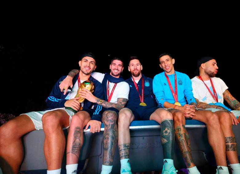 Los jugadores disfrutaron del recorrido en el que coreaban las canciones que cantaban los hinchas que encontraban a su paso. FOTO: AFA Los jugadores disfrutaron del recorrido en el que coreaban las canciones que cantaban los hinchas que encontraban a su paso. FOTO: AFA