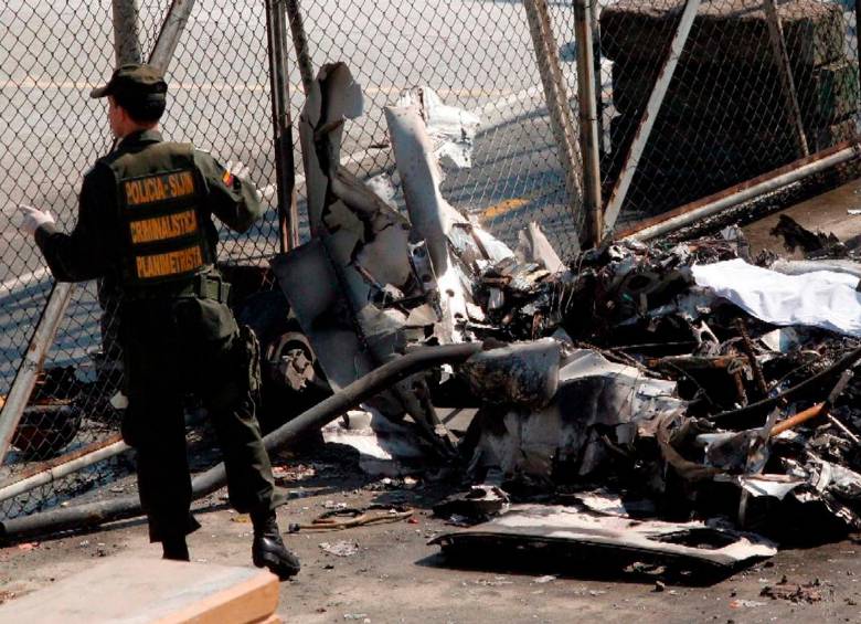 Restos de la avioneta que se accidentó en 2010 en el aeropuerto Olaya Herrera. FOTO: EL COLOMBIANO. 