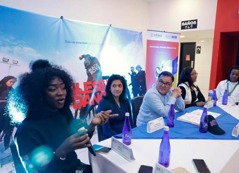El embajador (e) Palmieri estuvo esta semana en Quibdó, junto a Anu Rajaraman y Neneh Diallo, de Usaid, escuchando a los jóvenes de la región. FOTO: Cortesía