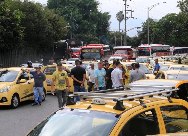 Cerca de la Terminal del Norte, los taxistas bloquean el paso de los carros que van en ambos sentidos y de otros vehículos de servicio público que salen de la terminal. FOTO: ESNEYDER GUTIÉRREZ
