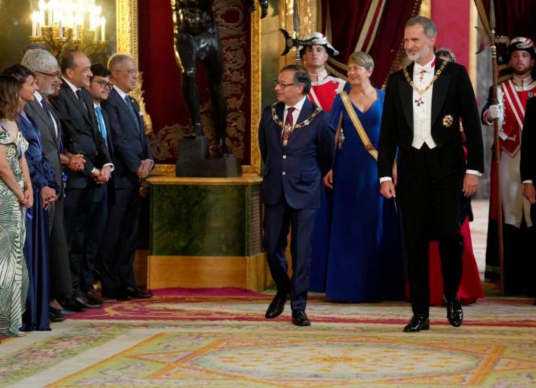 El presidente Gustavo Petro, el canciller Álvaro Leyva y otros integrantes hombres de la comitiva colombiana no utilizaron frac en la cena ofrecida por los reyes de España. FOTO: CORTESÍA PRESIDENCIA