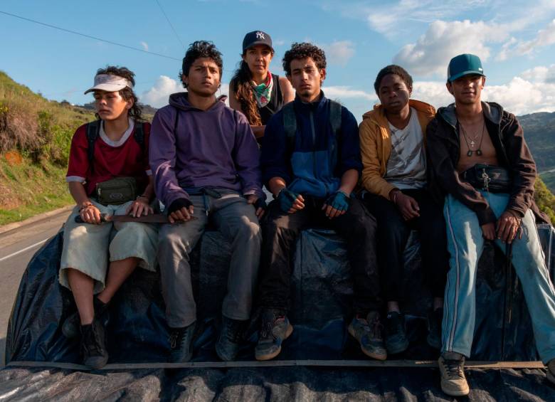 De izquierda a derecha: Brahian Acevedo, Cristian Camilo Mora, la directora Laura Mora, Andrés Castañeda, Cristian Campaña y Davison Flores. FOTO Cortesía