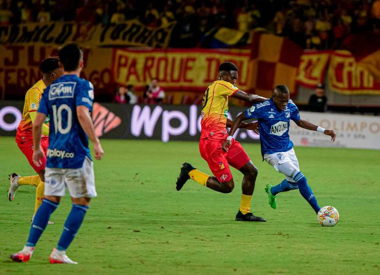 Millonarios empezó ganando el compromiso en la ciudad de Pereira, pero el elenco matecaña remontó el marcador para festejar el 2-1 definitivo a su favor. FOTO colprensa