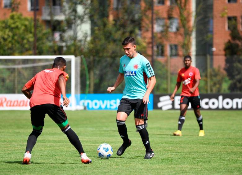 El mediocampista antioqueño, de 18 años de edad, tuvo una sobresaliente presentación en el tiempo que estuvo en el campo. FOTO: FCF