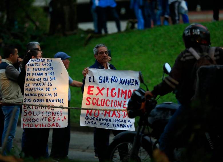La comunidad bloqueó el paso de vehículos en plena hora pico. FOTO: Camilo Suárez.