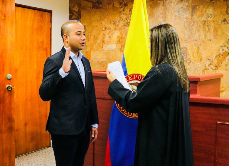 Juan Pablo Ramírez aceptando el encargo en la Alcaldía de Medellín. Foto: Cortesía. 