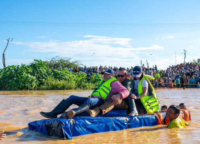 El presidente llegó a Uribia, la Guajira, y cruzó un arroyo en balsa. FOTO: TOMADA DE TWITTER @petrogustavo