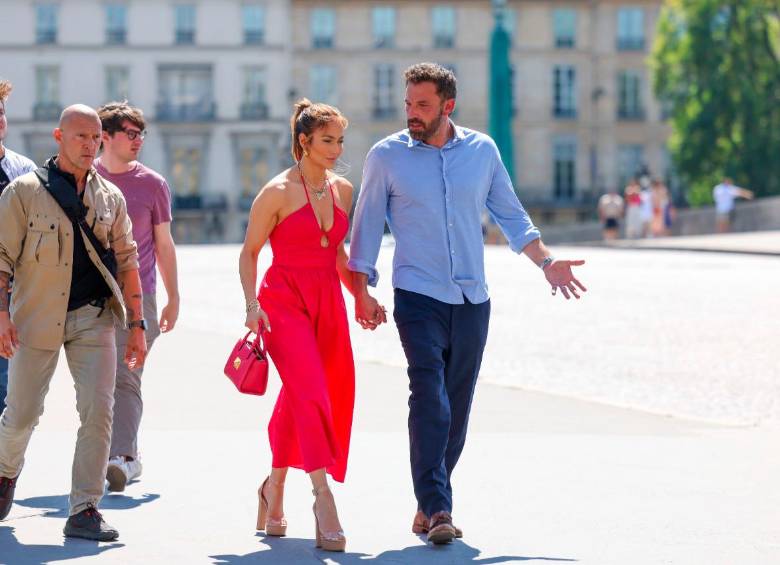 La pareja visita lugares turísticos en París en medio de su luna de miel. FOTO Getty