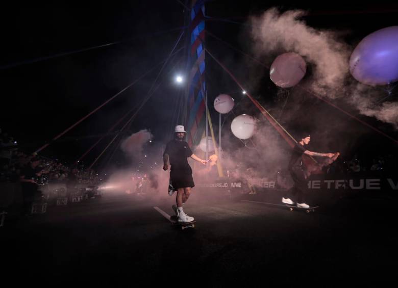 El show comenzó con un grupo de diez skaters, quienes montados en sus patinetas le dieron paso a los modelos. FOTO: CARLOS VELÁSQUEZ