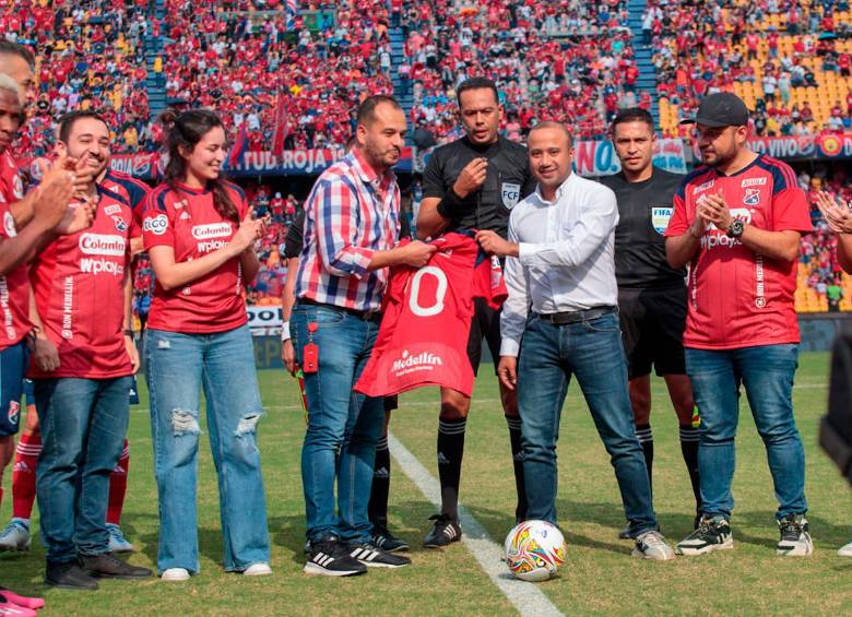 Juan Pablo Ramírez (centro a la derecha) minutos antes de ser abucheado este sábado en el Atanasio Girardot. FOTO Tomada de Twitter @Juanparal
