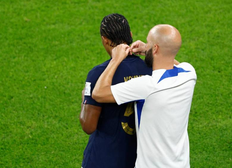 Se detuvo el partido para que un asistente de la selección francesa quitara la cadena de oro de Jules Kounté. Foto: EFE.