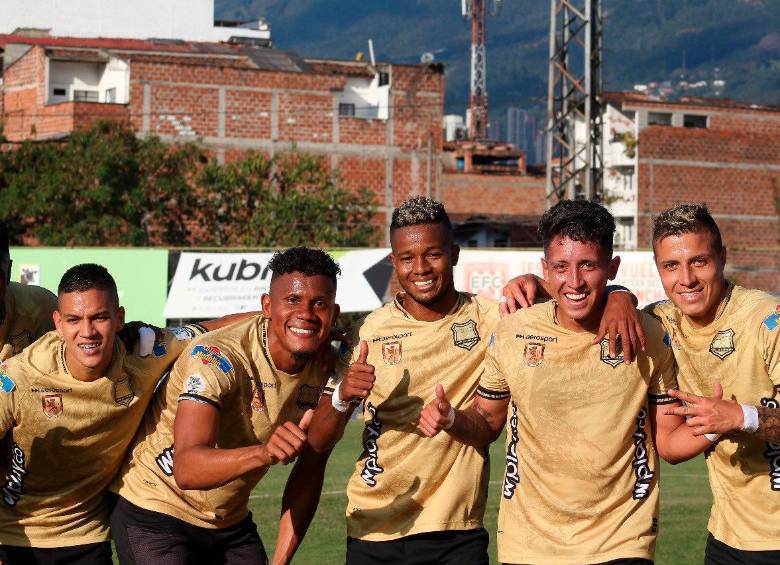 Los jugadores de Águilas Doradas fueron superiores a los de Envigado y lograron celebrar en el Polideportivo Sur. FOTO: TWITTER ÁGUILAS