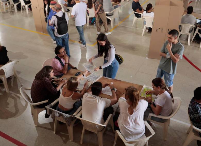 Así transcurre la jornada en el colegio San Carlos en la avenida 80, en Medellín. FOTO: CARLOS VELÁSQUEZ
