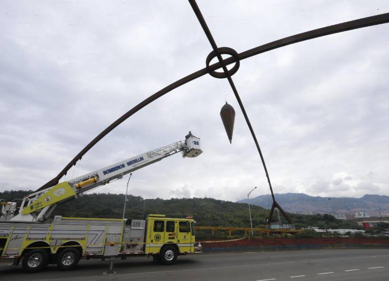 Los bomberos se encuentran analizando el estado de la plomada. Foto: Esneider Gutiérrez