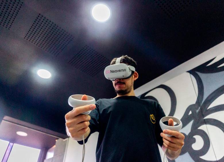 La Plaga con las gafas de Realidad Virtual y los controles, mientras pinta. FOTO Camilo Suárez La Plaga con las gafas de Realidad Virtual y los controles, mientras pinta. FOTO Camilo Suárez