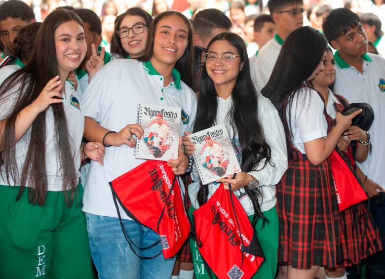 Algunas estudiantes muestran su el kit que Ryan Castro llevó. Adentro está el libro de El Principito. FOTO Esneyder Gutiérrez. 