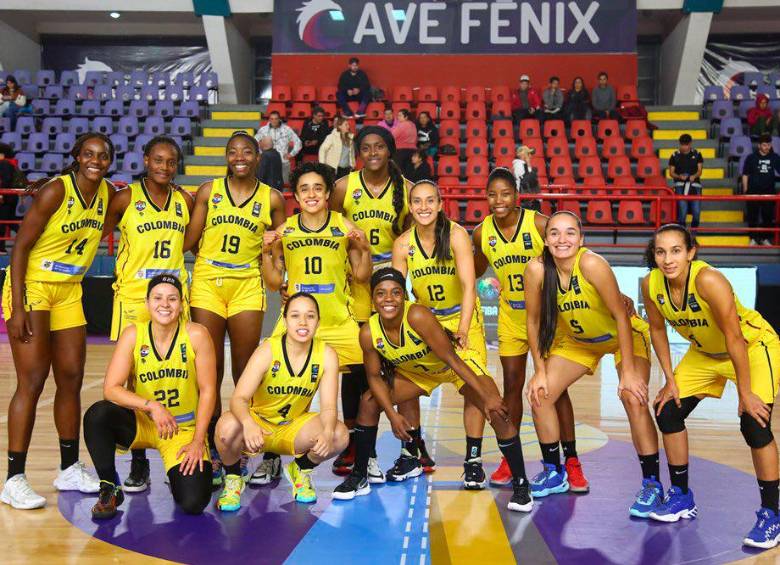Este es el equipo femenino que disputa el Suramericano de baloncesto en Argentina. Colombia, ante las anfritrionas y Brasil, contra Venezuela, las llaves de la semifinal. FOTO cortesía FIBA