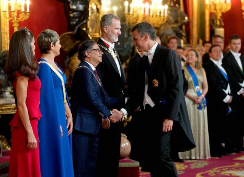 El rey Felipe VI y otros invitados españoles a la cena sí usaban frac, a diferencia de la comitiva colombiana. FOTO: CORTESÍA PRESIDENCIA El rey Felipe VI y otros invitados españoles a la cena sí usaban frac, a diferencia de la comitiva colombiana. FOTO: CORTESÍA PRESIDENCIA