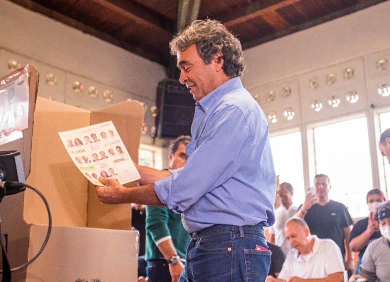 Ni por Gustavo Petro ni por Rodolfo Hernández: Sergio Fajardo va a votar en blanco en segunda vuelta. FOTO: Carlos Velásquez