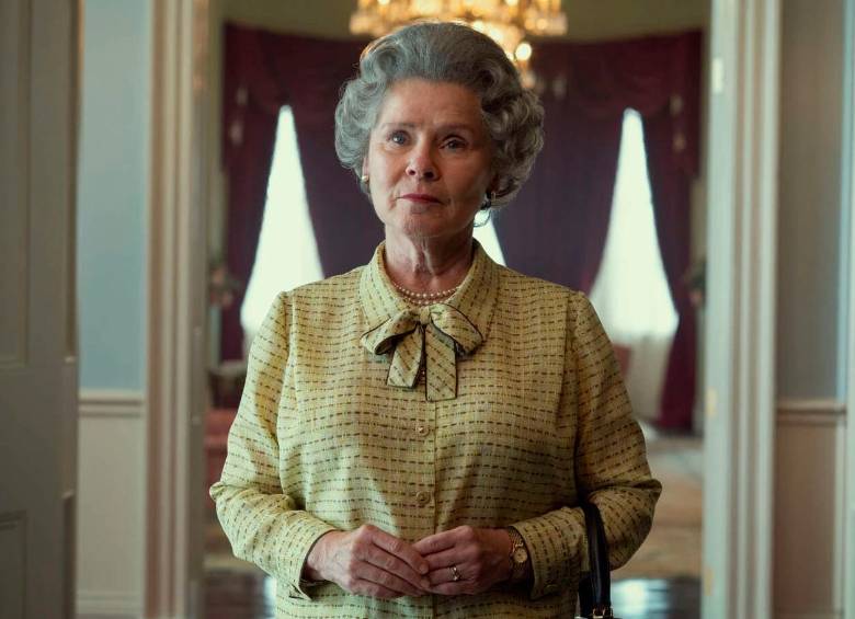 Con un nuevo grupo de actores, la quinta temporada de The Crown tiene en expectativa a sus fans. En la imagen Imelda Staunton quien será la reina Isabel II. FOTO Cortesía Netflix.