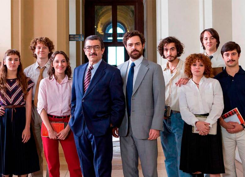 Ricardo Darin y Juan Pedro Lanzani en el centro, rodeados de los actores que hicieron parte de esta película. FOTO Cortesía