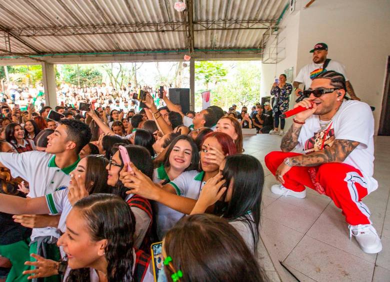 Ryan Castro cantó frente a los estudiantes del colegio en el que se formó en Medellín. FOTO Esneyder Gutiérrez.