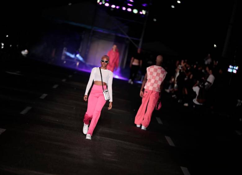 La colección de True planteó siluetas oversized (prendas amplias) y genderless (moda sin género) a la inversa. Una combinación de todo con todo: vestirse sin etiquetas. FOTO: CARLOS VELÁSQUEZ