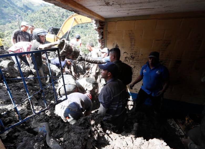 Bomberos y habitantes de El Porvenir asumieron, en conjunto, las labores de búsqueda. FOTO: MANUEL SALDARRIAGA