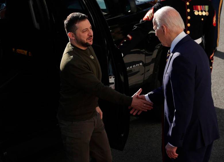 Biden (derecha) dijo apoyar Ucrania “en la búsqueda de una paz justa”. Zelenski (izquierda) señaló que esa “paz” implica “no comprometer” la integridad territorial de su país. FOTO Getty