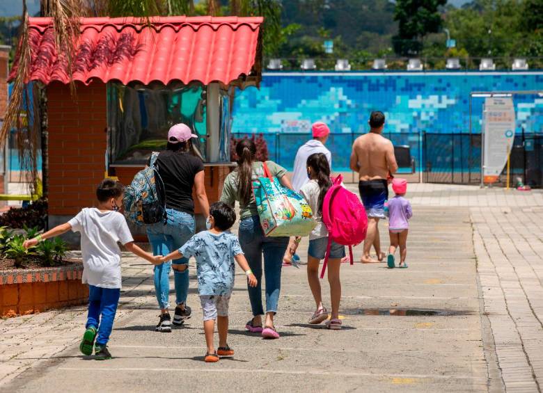 Las familias aprovechan estas fechas para las vacaciones en familia y los especialistas recomiendan prestarle más atención a los más pequeños de la casa. FOTO: CARLOS VELÁSQUEZ.