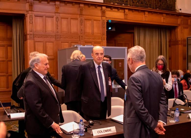 El canciller Álvaro Leyva se encuentra con la delegación colombiana que se presenta ante la CIJ. FOTO: CORTESÍA CANCILLERÍA