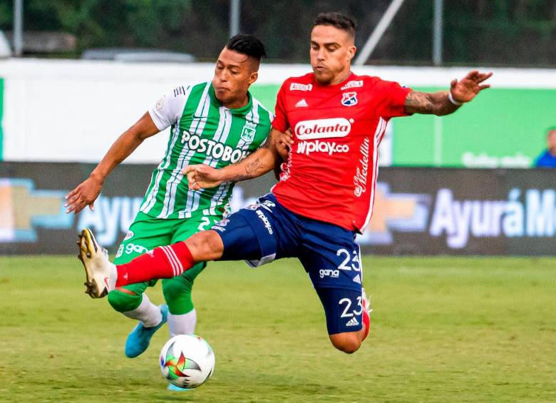 Sebastián Gómez (Nacional) y Javier Méndez (Medellín). FOTO CARLOS VELÁSQUEZ