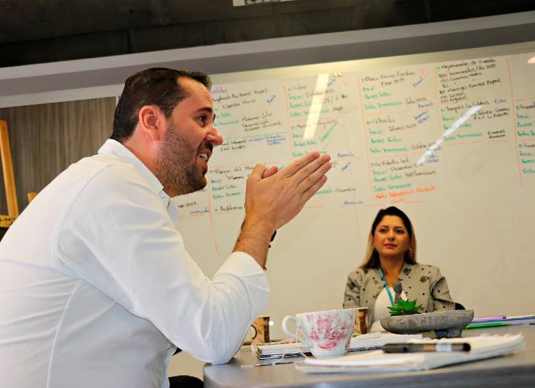 El alcalde Abad tiene un tablero en el cual detalla cada uno de los proyectos que se están ejecutando. FOTO CORTESÍA