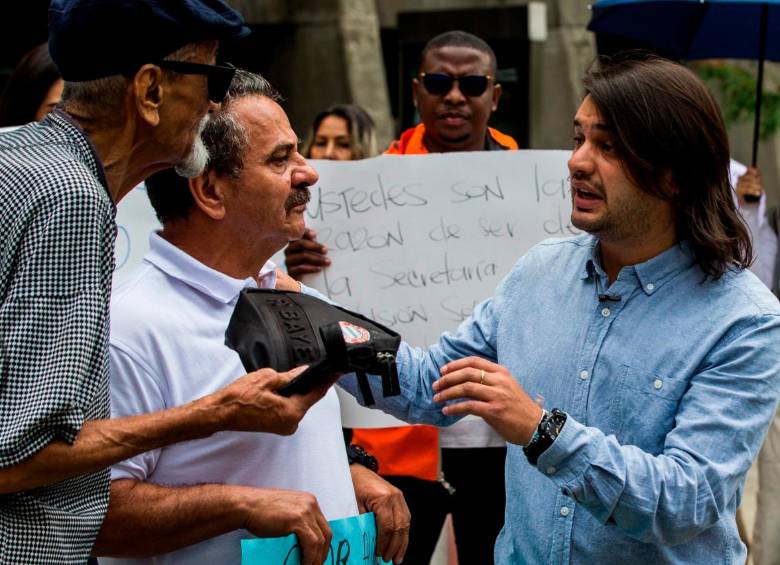 Los manifestantes se concentraron a las afueras de la Alcaldía y fueron recibidos por funcionarios de la Secretaría de Inclusión, en cabeza de Juan Daniel Pulgarín. FOTO Julio César Herrera