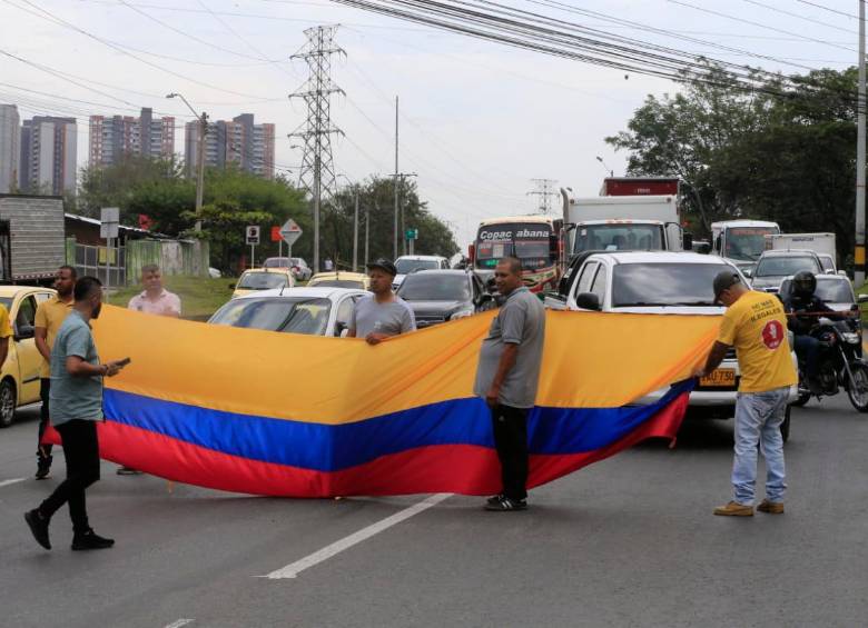 Otros, en cambio, sí prefirieron colapsar el tráfico en algunas vías de la ciudad para visibilizar aún más la problemática del gremio. FOTO: ESNEYDER GUTIÉRREZ